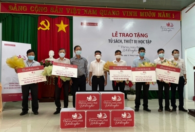 Agribank Tây Bình Phước hỗ trợ thiết bị học trực tuyến cho học sinh Bù Đốp