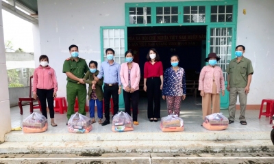 Công an huyện thăm tặng quà hộ khó khăn ảnh hưởng dịch Covid-19