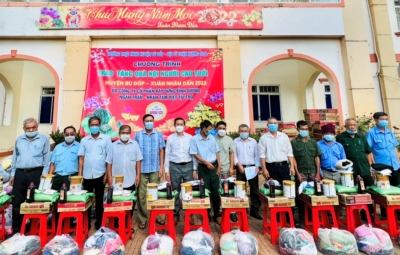 Thường trực HĐND huyện Bù Đốp tặng quà người cao tuổi