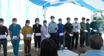 Đoàn lãnh đạo tỉnh thăm và tặng quà lực lượng đang điều trị F0 tại Bù Đốp