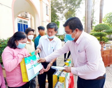 Công đoàn ngân hàng chính sách trao 85 phần quà cho các hộ nghèo