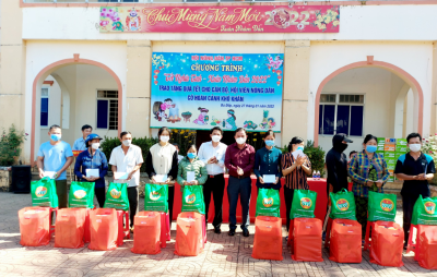 100 phần quà cho hội viên hội nông dân nghèo