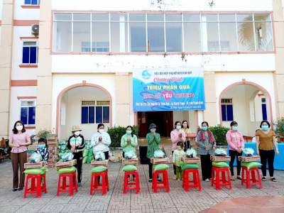 Chương trình triệu phần quà san sẻ yêu thương đến với hội viên phụ nữ khó khăn trên địa bàn huyện