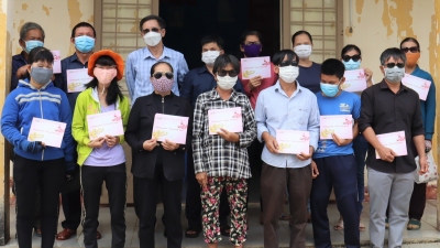 Bà Trần Thị Lụa Hội người mù huyện Bù Đốp vinh dự nhận giấy chứng nhận của Hội người mù Việt Nam.