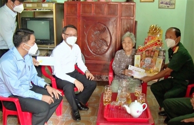 Đoàn công tác của Tỉnh, Huyện thăm tặng quà gia đình chính sách tiêu biểu và các Đồn biên phòng trên địa bàn huyện Bù Đốp