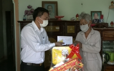 Bù Đốp thăm và tặng quà cho 50 hộ gia đình chính sách dịp Tết Nguyên đán.