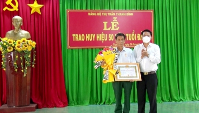 Trao huy hiệu 50 tuổi đảng cho đảng viên