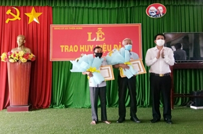 Bù Đốp trao huy hiệu 55, 50 tuổi đảng cho đảng viên