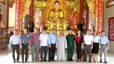 Đoàn công tác Huyện ủy thăm, chúc mừng Lễ Phật đản 2022