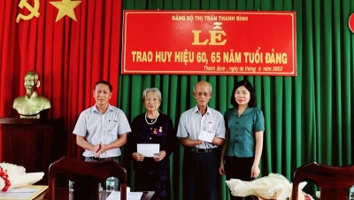 Thị trấn Thanh Bình trao huy hiệu 60, 65 năm tuổi Đảng cho đảng viên.