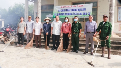 Nhân dân ấp Tân Định, xã Tân Thành ra quân dọn dẹp vệ sinh môi trường