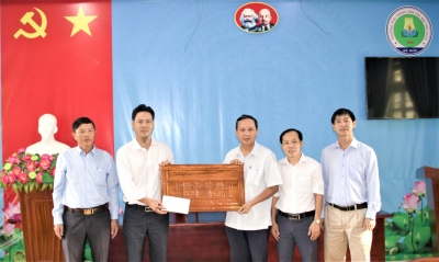 Ban dân tộc tỉnh Bình Phước chúc mừng Trường Dân tộc nội trú huyện Bù Đốp