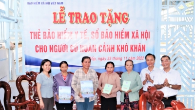 Bảo hiểm xã hội huyện Bù Đốp trao tặng 35 sổ BHXH và thẻ BHYT cho người có hoàn cảnh khó khăn.