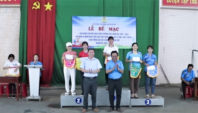 Bế mạc giải bóng chuyền kỷ niệm Ngày Nhà giáo Việt Nam