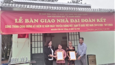 Bù Đốp: Bàn giao 02 căn nhà đại đoàn kết cho hộ nghéo khó khăn về nhà ở.