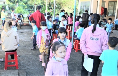 Trạm y tế xã Tân Tiến tổ chức tiêm vắc xin phòng COVID-19 cho trẻ