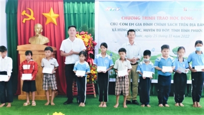 50 suất học bổng cho các em học sinh có hoàn cảnh khó khăn Trường TH-THCS Hưng Phước
