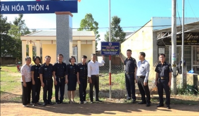 Cục hải quan Bình Phước trao công trình thắp sáng đường