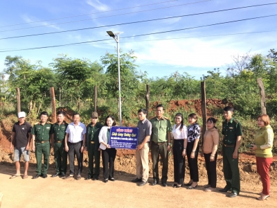BÙ ĐỐP: TRAO CÔNG TRÌNH “THẮP SÁNG ĐƯỜNG QUÊ”