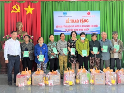 72 sổ BHXH tự nguyện tặng người dân có hoàn cảnh khó khăn tại xã Tân Thành