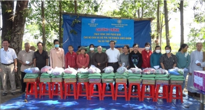 Phân Ban ni giới tỉnh Bình Phước tặng 200 xuất quà cho hội viên phụ nữ nghèo xã vùng biên Bù Đốp