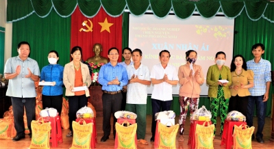 Tặng 200 phần quà tết cho hộ khó khăn Bù Đốp