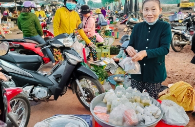 NGƯỜI DÂN BÙ ĐỐP TẤP NẬP ĐI CHỢ TẾT ĐƯA ÔNG TÁO