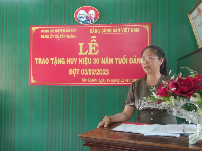 (Tân Thành) Trao tặng Huy hiệu 30 năm tuổi Đảng cho đồng chí Trần Văn Thái