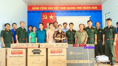 Bù Đốp: Ban Chỉ đạo vận động quần chúng liên ngành huyện thăm, tặng quà và trồng cây “Đời đời nhớ ơn Bác Hồ” tại khu dân cư biên giới xã Thanh Hoà