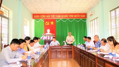 Đoàn công tác huyện ủy Bù Đốp làm việc với với BTV đảng ủy xã Thanh Hòa.