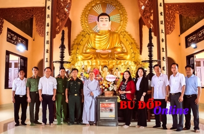 Lãnh đạo huyện Bù Đốp chúc mừng đại lễ Phật đản năm 2023.