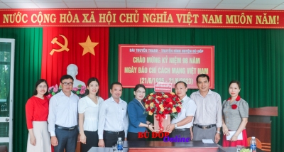 LÃNH ĐẠO HUYỆN THĂM CHÚC MỪNG NGÀY 21-6