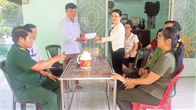 Phó bí thư thường trực Huyện ủy Nguyễn Thị Hoài Thanh thăm tặng quà cho gia đình chính sách tiêu biểu biểu trên địa bàn xã Tân Thành.
