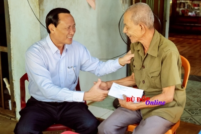 Chủ tịch UBND huyện thăm tặng quà gia đình chính sách tiêu biểu xã Thiện Hưng
