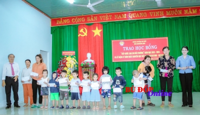 Hội Khuyến học huyện Bù Đốp: trao học bổng tiếp bước cho em đến trường năm học 2023-2024.