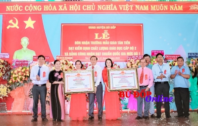 Trường mẫu giáo xã Tân Tiến đón nhận bằng công nhận Trường đạt chuẩn QG mức độ 01