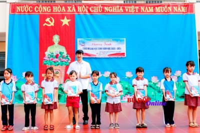 Bù Đốp 47.820 ngàn cuốn vở được trao cho học sinh các xã  biên giới