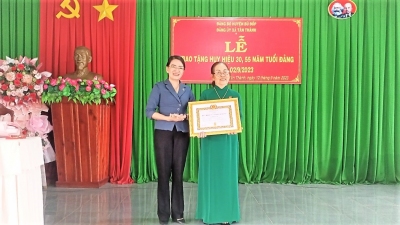 Đảng bộ xã Tân Thành tổ chức lễ trao Huy hiệu đảng đợt 02/9/2023 cho các đảng viên cao tuổi Đảng.