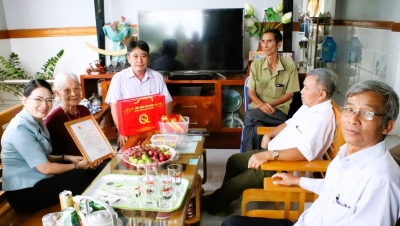 Phó bí thư thường trực Huyện ủy Nguyễn Thị Hoài Thanh thăm, tặng quà, chúc thọ người cao tuổi.