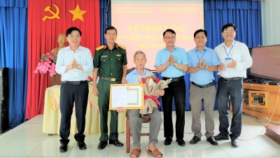 Đảng bộ xã Hưng Phước tổ chức Lễ trao tặng Huy hiệu 50 năm tuổi đảng cho đảng viên cao tuổi.