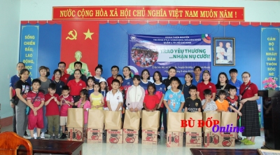 100 phần quà được trao cho học sinh vùng đồng bào dân tộc
