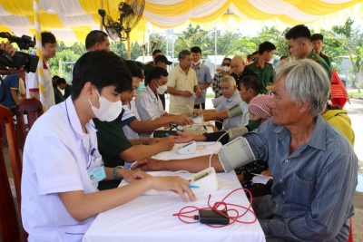 Bù Đốp trên 300 người dân vùng biên giới được khám bệnh, tư vấn cấp thuốc miễn phí