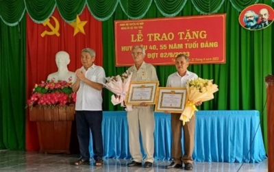 Tân Tiến: trao huy hiệu 40, 55 năm tuổi Đảng