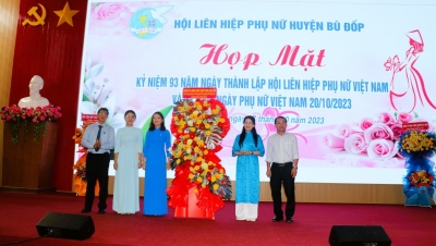 Bù Đốp: Tuyên dương khen thưởng và tặng kỷ niệm chương “ Vì sự phát triển của phủ nữ Việt Nam”.