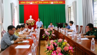 Bí thư Huyện ủy Dương Thanh Huân, lãnh đạo các Ban xây dựng Đảng làm việc với Ban Thường vụ Đảng ủy xã Phước Thiện.