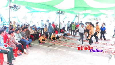 Phó Bí thư Thường trực Huyện uỷ Nguyễn Thị Hoài Thanh dự Ngày hội Đại đoàn kết toàn dân tộc tại ấp Mười Mẫu xã Phước Thiện