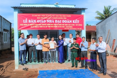 Trao nhà đại đoàn kết cho hộ khó khăn về nhà ở