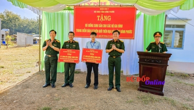 Quân khu 7 tặng 48 bò giống sinh sản cho các hộ gia đình điểm dân cư biên giới huyện Bù Đốp và huyện Lộc Ninh