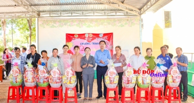 Hội nông dân và hội phụ nữ tỉnh trao quà tết cho hội viên tại Bù Đốp