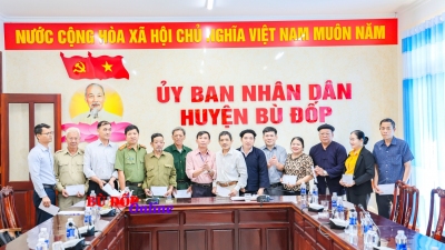 Ban dân tộc tỉnh Bình Phước tặng quà chúc tết người có uy tín và già làng tiêu biểu huyện Bù Đốp